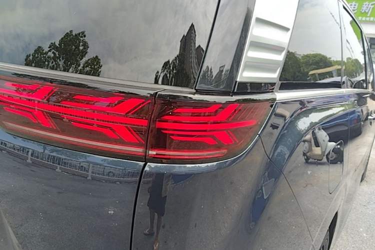 Used Denza D9 2022 DM-i 970 Four-Wheel Drive Flagship Model Right Rear Taillight
