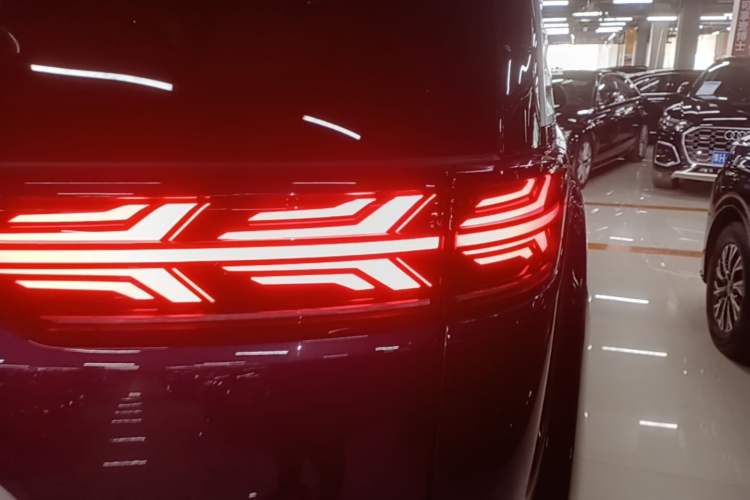 Used Denza D9 2022 DM-i 970 Four-Wheel Drive Flagship Model Right Rear Taillight
