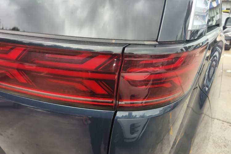 Used Denza D9 2022 DM-i 970 Four-Wheel Drive Prestige Model Right Rear Taillight