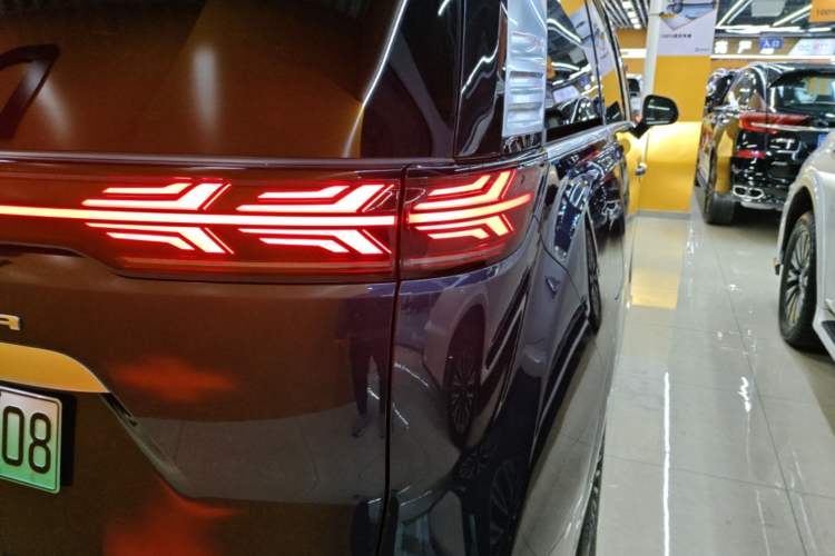 Used Denza D9 2022 DM-i 970 Four-Wheel Drive Flagship Model Right Rear Taillight