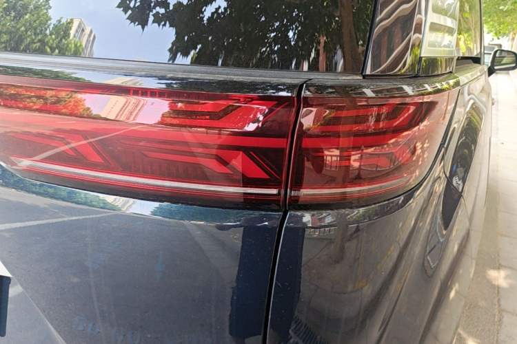 Used Denza D9 2022 DM-i 970 Four-Wheel Drive Flagship Model Right Rear Taillight