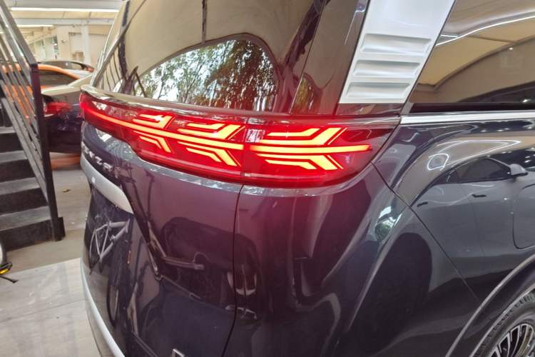 Used Denza D9 2022 DM-i 970 Four-Wheel Drive Prestige Model Right Rear Taillight