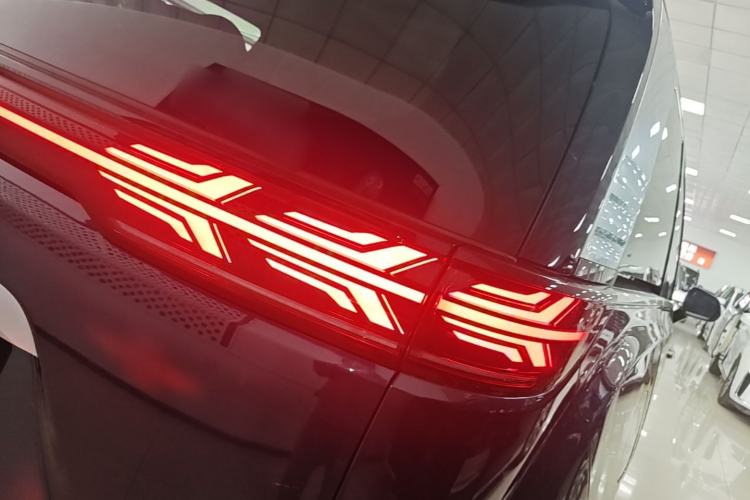 Used Denza D9 2022 DM-i 970 Four-Wheel Drive Flagship Model Right Rear Taillight