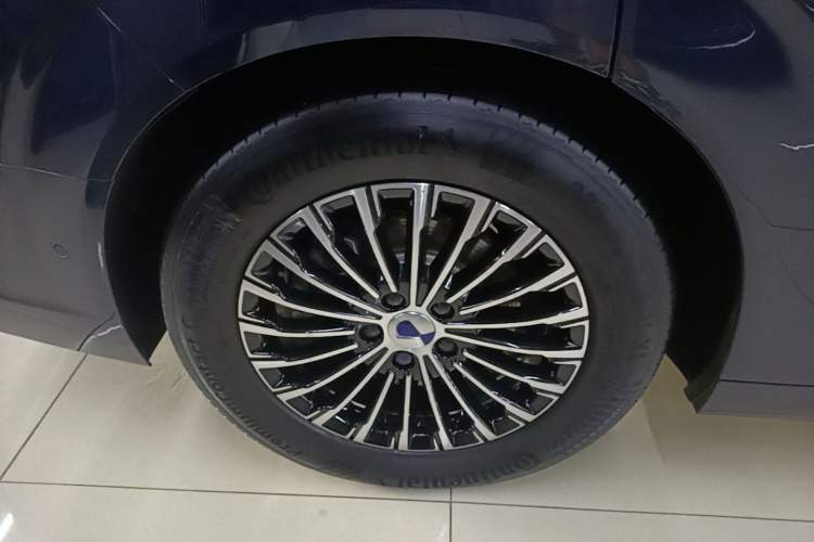 Used Denza D9 2022 DM-i 970 Four-Wheel Drive Flagship Model Right Rear Wheel Hub