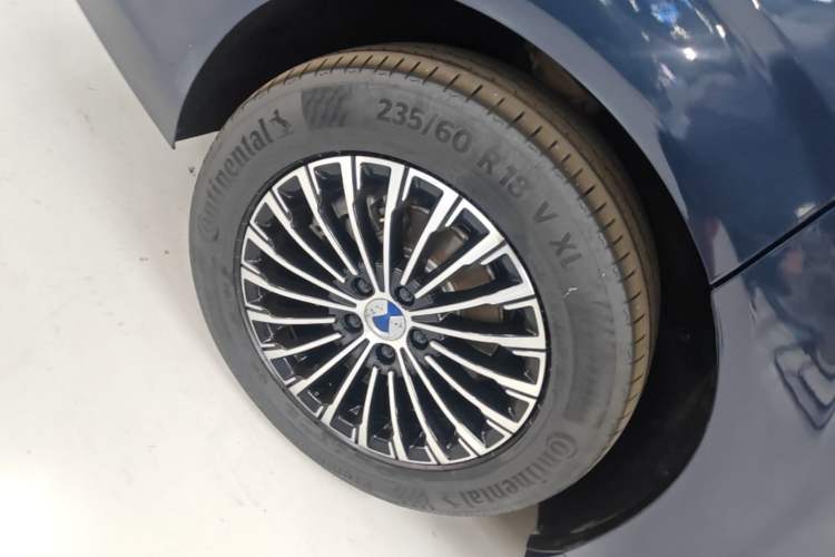 Used Denza D9 2022 DM-i 970 Four-Wheel Drive Prestige Model Right Rear Wheel Hub