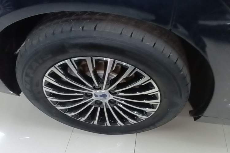 Used Denza D9 2022 DM-i 970 Four-Wheel Drive Prestige Model Right Rear Wheel Hub