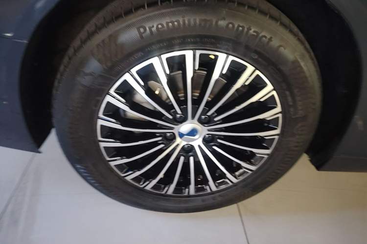 Used Denza D9 2022 DM-i 970 Four-Wheel Drive Flagship Model Right Rear Wheel Hub