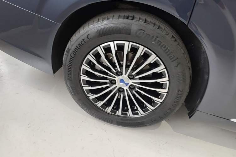 Used Denza D9 2022 DM-i 970 Four-Wheel Drive Prestige Model Right Rear Wheel Hub