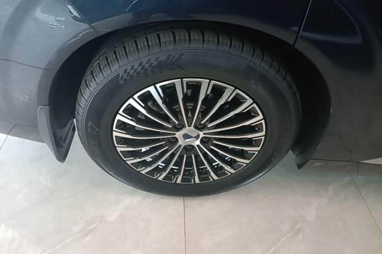Used Denza D9 2022 DM-i 970 Four-Wheel Drive Flagship Model Right Rear Wheel Hub