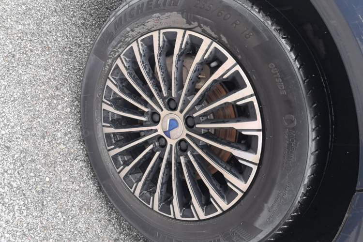 Used Denza D9 2022 DM-i 970 Four-Wheel Drive Flagship Model Right Rear Wheel Hub