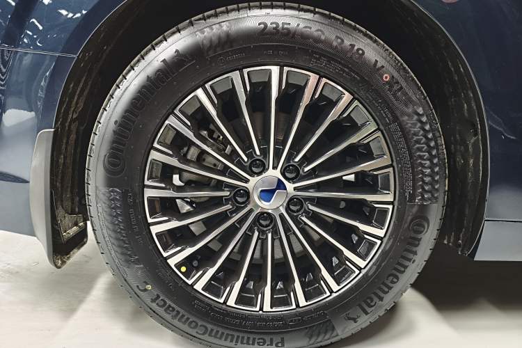 Used Denza D9 2022 DM-i 970 Four-Wheel Drive Prestige Model Right Rear Wheel Hub