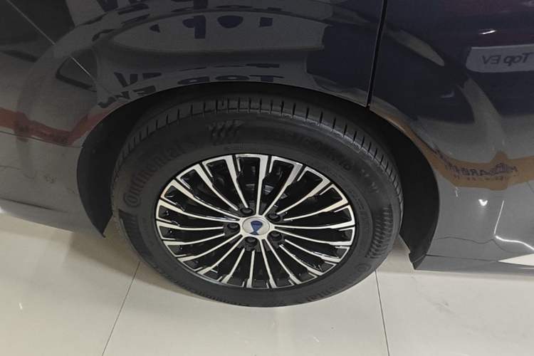 Used Denza D9 2022 DM-i 970 Four-Wheel Drive Flagship Model Right Rear Wheel Hub