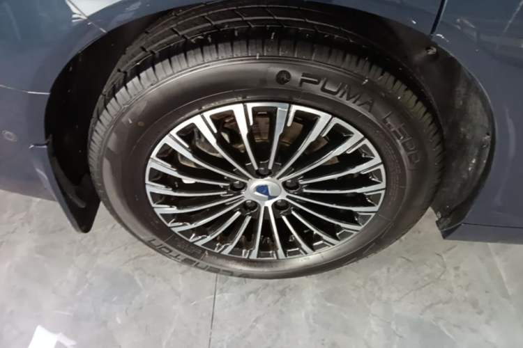 Used Denza D9 2022 DM-i 970 Four-Wheel Drive Flagship Model Right Rear Wheel Hub