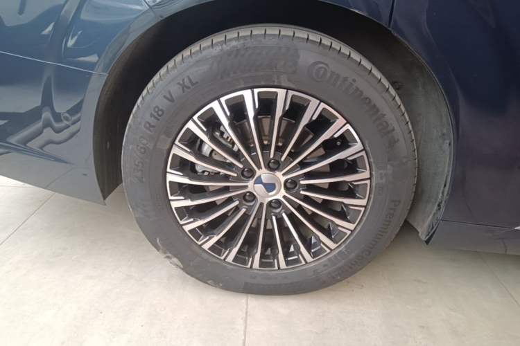 Used Denza D9 2022 DM-i 970 Four-Wheel Drive Flagship Model Right Rear Wheel Hub