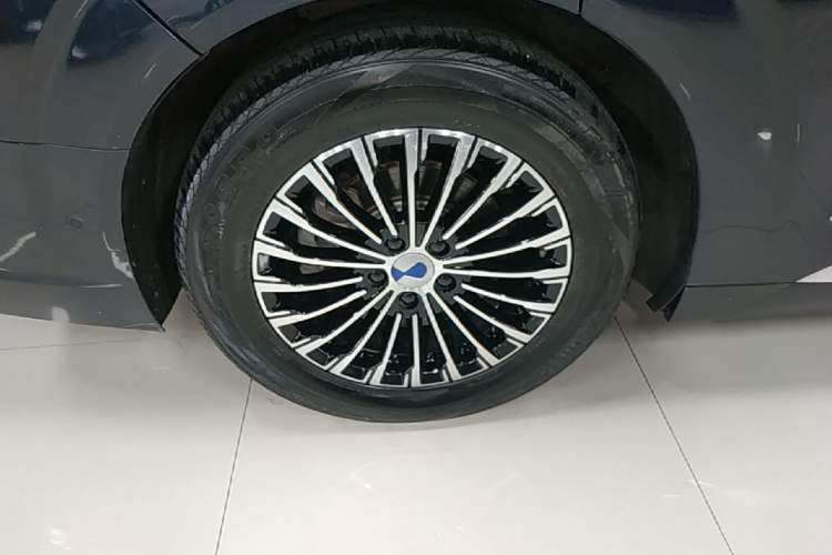 Used Denza D9 2022 DM-i 970 Four-Wheel Drive Flagship Model Right Rear Wheel Hub