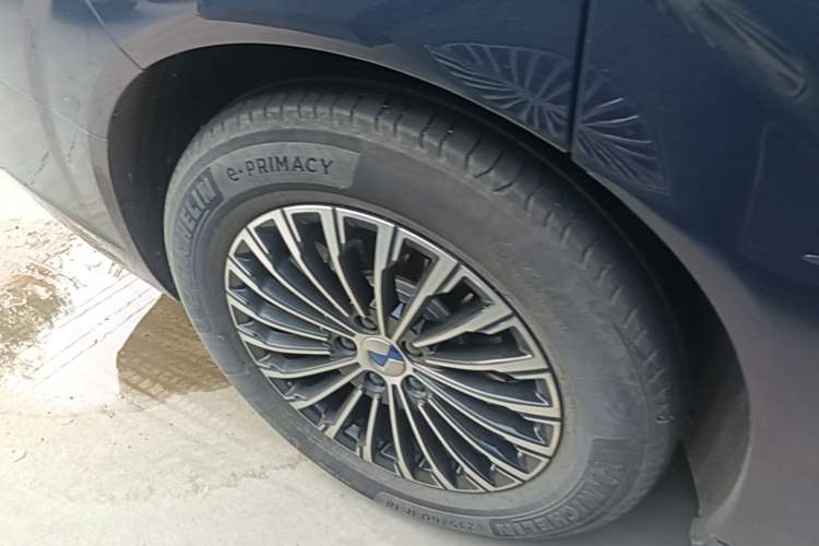 Used Denza D9 2022 DM-i 1040 Prestige Model Right Rear Wheel Hub