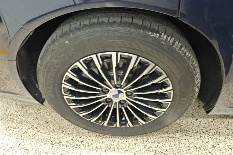 Used Denza D9 2022 DM-i 970 Four-Wheel Drive Flagship Model Right Rear Wheel Hub