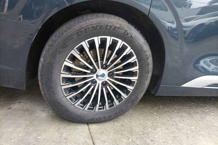 Used Denza D9 2022 DM-i 970 Four-Wheel Drive Flagship Model Right Rear Wheel Hub