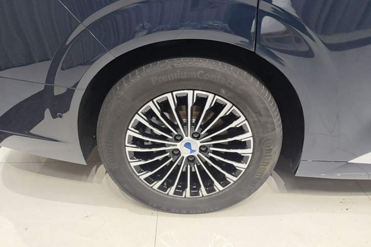 Used Denza D9 2022 DM-i 970 Four-Wheel Drive Flagship Model Right Rear Wheel Hub