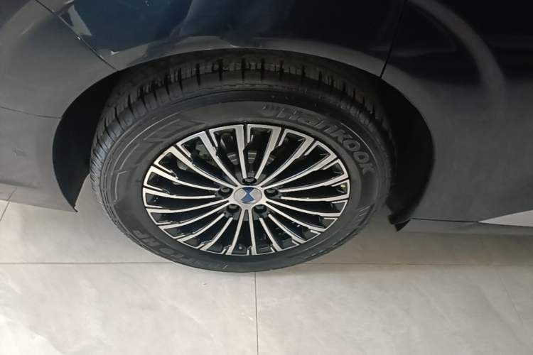 Used Denza D9 2022 DM-i 970 Four-Wheel Drive Flagship Model Right Rear Wheel Hub
