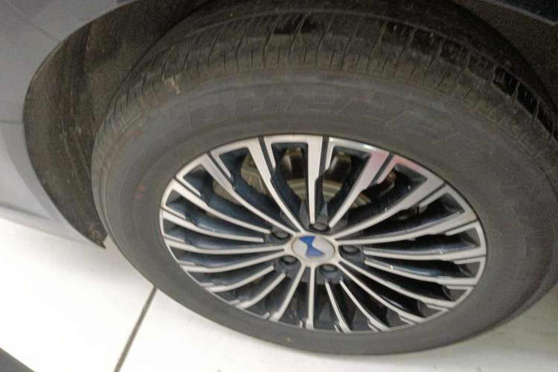 Used Denza D9 2022 DM-i 970 Four-Wheel Drive Prestige Model Right Rear Wheel Hub