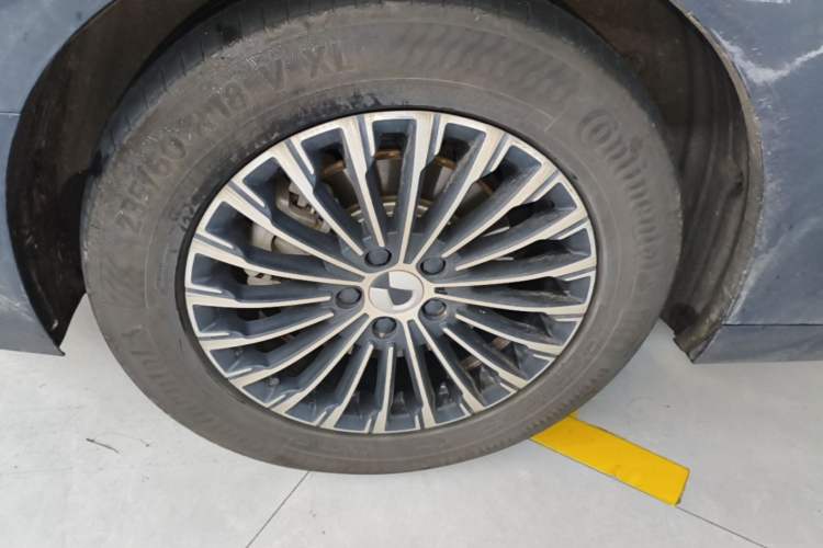 Used Denza D9 2022 DM-i 970 Four-Wheel Drive Flagship Model Right Rear Wheel Hub