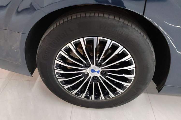 Used Denza D9 2022 DM-i 970 Four-Wheel Drive Flagship Model Right Rear Wheel Hub