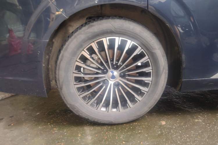 Used Denza D9 2022 DM-i 1040 Prestige Model Right Rear Wheel Hub