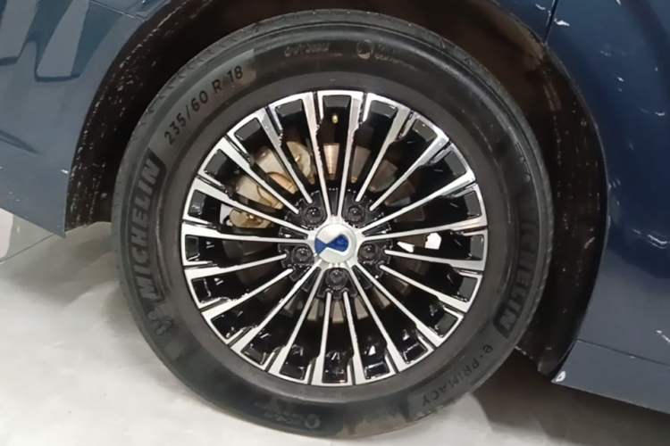 Used Denza D9 2022 DM-i 970 Four-Wheel Drive Prestige Model Right Rear Wheel Hub