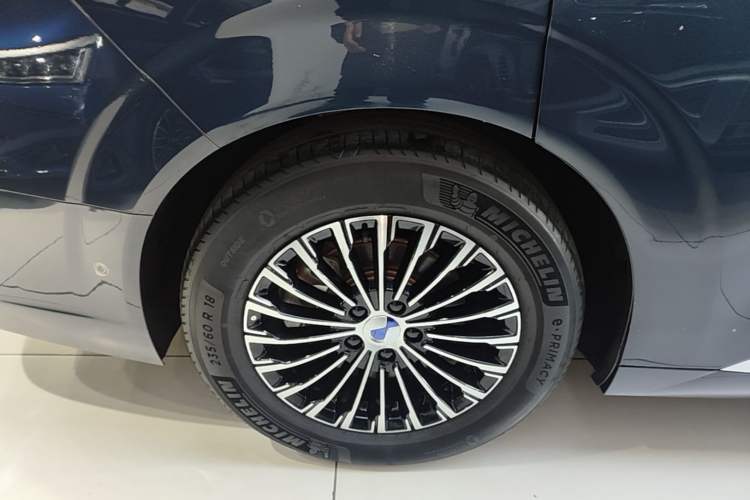 Used Denza D9 2022 DM-i 970 Four-Wheel Drive Flagship Model Right Rear Wheel Hub