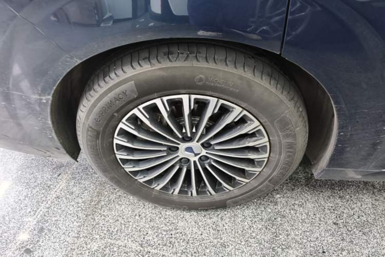 Used Denza D9 2022 DM-i 970 Four-Wheel Drive Prestige Model Right Rear Wheel Hub
