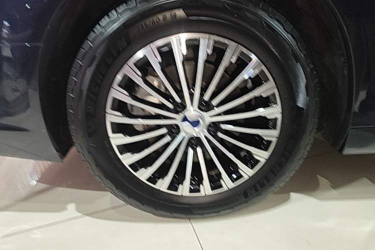 Used Denza D9 2022 DM-i 970 Four-Wheel Drive Flagship Model Right Rear Wheel Hub