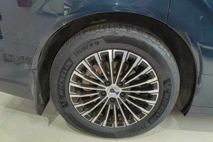Used Denza D9 2022 DM-i 970 Four-Wheel Drive Flagship Model Right Rear Wheel Hub