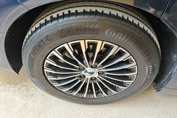 Used Denza D9 2022 DM-i 970 Four-Wheel Drive Prestige Model Right Rear Wheel Hub