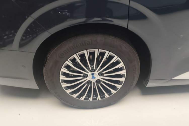 Used Denza D9 2022 DM-i 970 Four-Wheel Drive Flagship Model Right Rear Wheel Hub