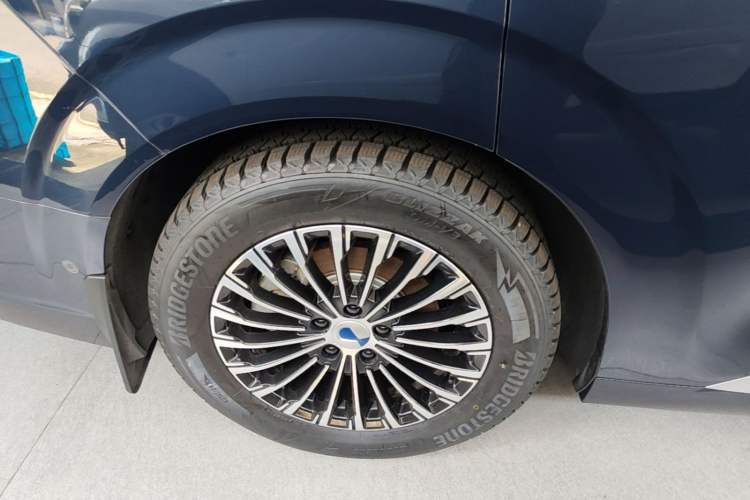 Used Denza D9 2022 DM-i 970 Four-Wheel Drive Flagship Model Right Rear Wheel Hub