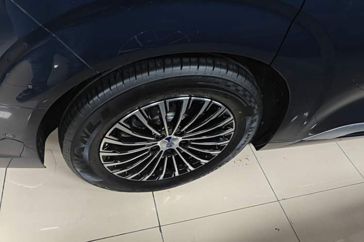 Used Denza D9 2022 DM-i 970 Four-Wheel Drive Flagship Model Right Rear Wheel Hub