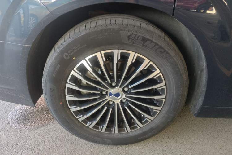 Used Denza D9 2022 DM-i 970 Four-Wheel Drive Prestige Model Right Rear Wheel Hub