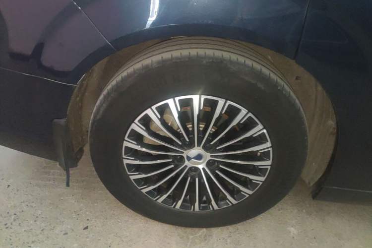 Used Denza D9 2022 DM-i 1040 Prestige Model Right Rear Wheel Hub
