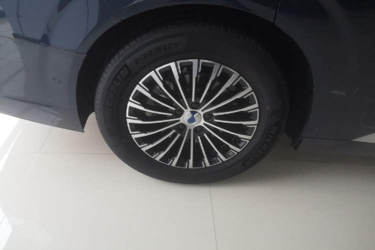 Used Denza D9 2022 DM-i 970 Four-Wheel Drive Flagship Model Right Rear Wheel Hub