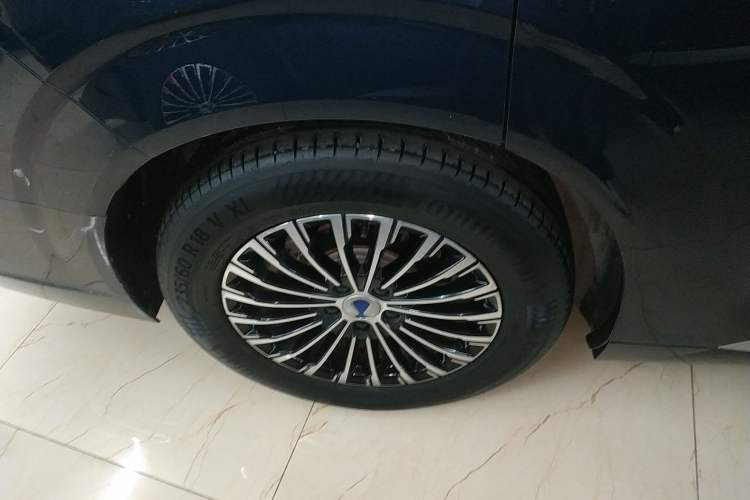 Used Denza D9 2022 DM-i 1040 Prestige Model Right Rear Wheel Hub