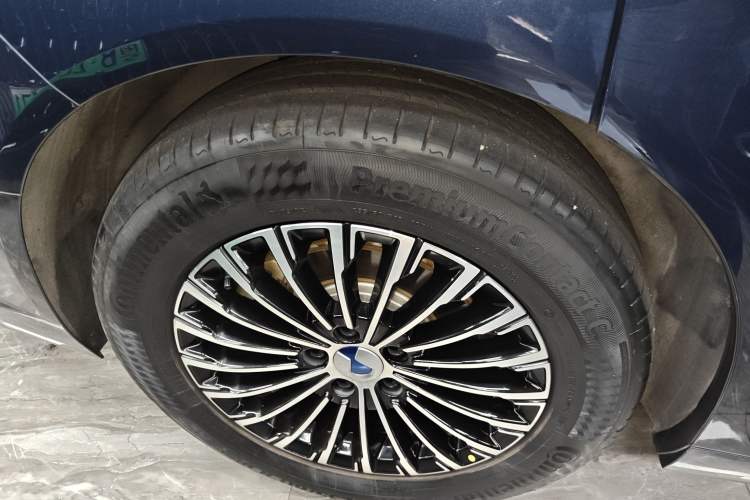 Used Denza D9 2022 DM-i 970 Four-Wheel Drive Flagship Model Right Rear Wheel Hub