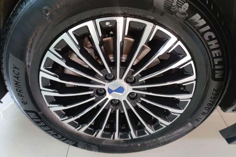 Used Denza D9 2022 DM-i 1040 Prestige Model Right Rear Wheel Hub