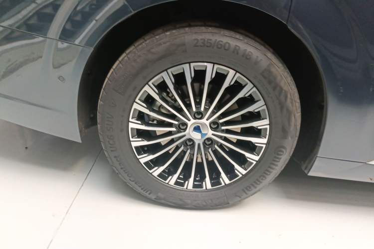 Used Denza D9 2022 DM-i 970 Four-Wheel Drive Flagship Model Right Rear Wheel Hub