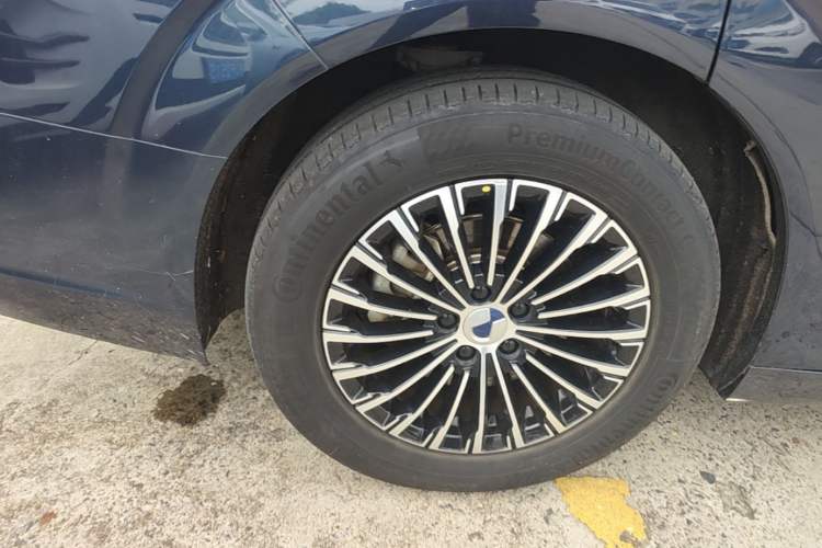 Used Denza D9 2022 DM-i 970 Four-Wheel Drive Prestige Model Right Rear Wheel Hub