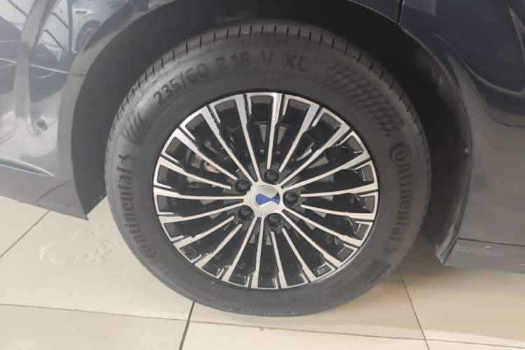 Used Denza D9 2022 DM-i 970 Four-Wheel Drive Flagship Model Right Rear Wheel Hub