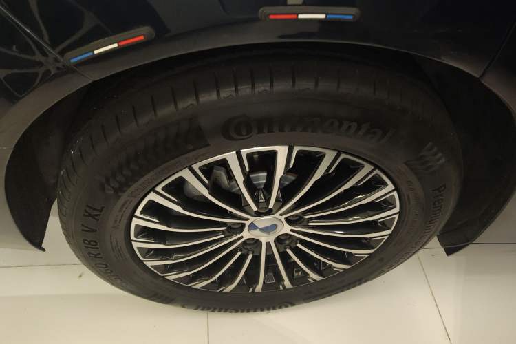 Used Denza D9 2022 DM-i 970 Four-Wheel Drive Flagship Model Right Rear Wheel Hub