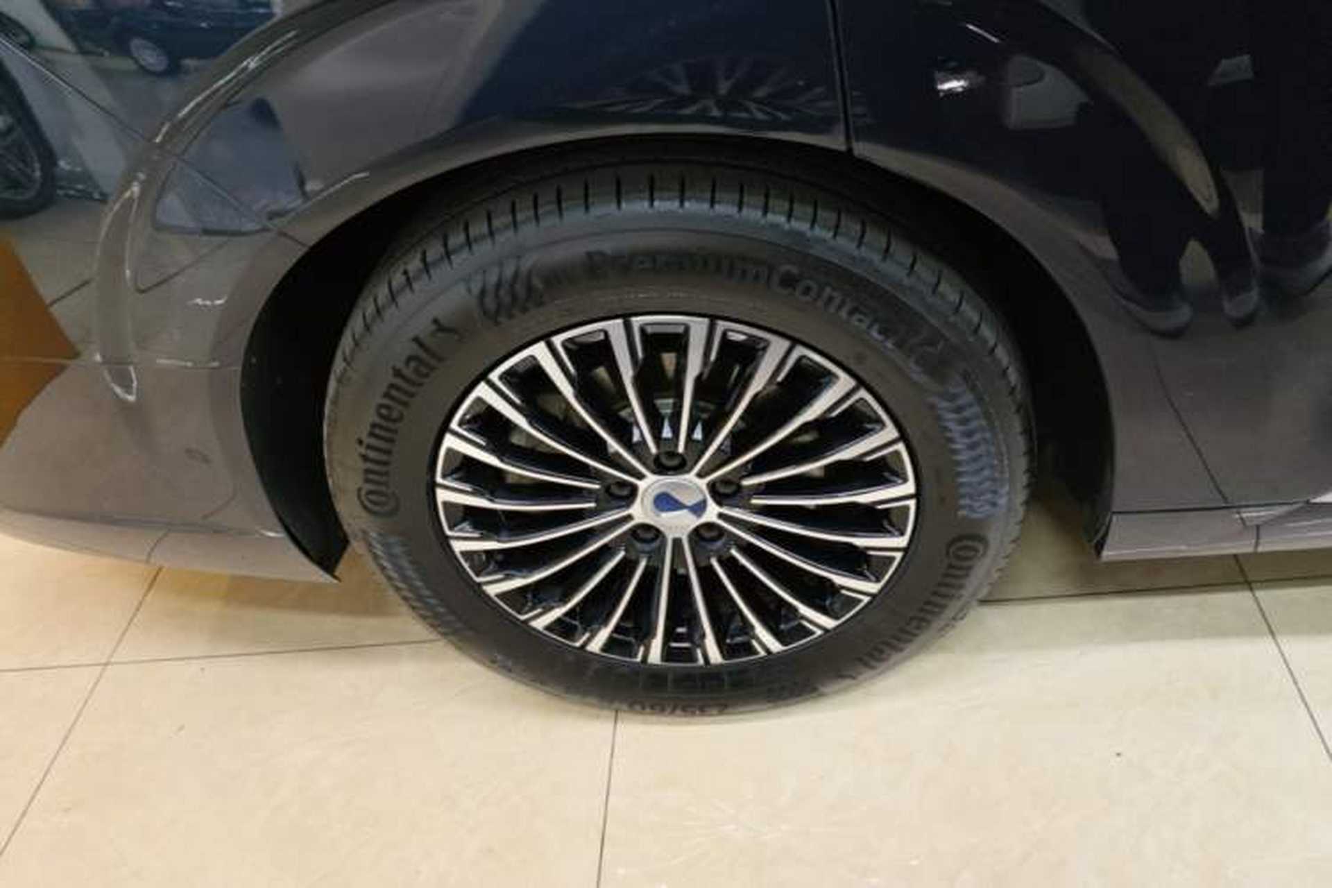 Used Denza D9 2022 DM-i 970 Four-Wheel Drive Flagship Model Right Rear Wheel Hub