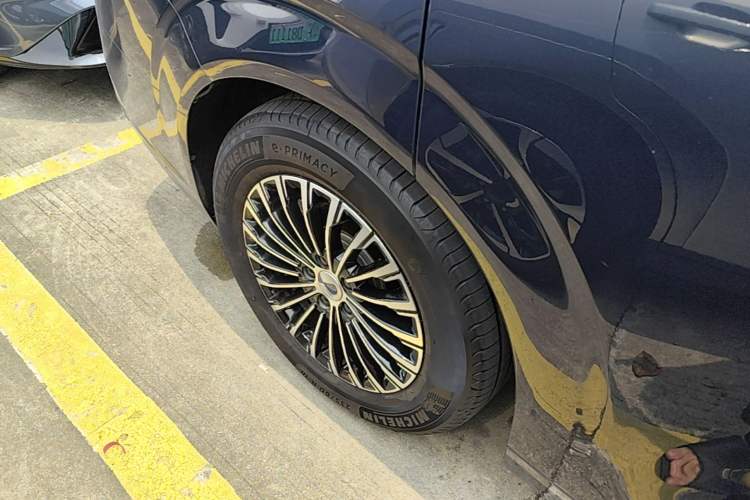 Used Denza D9 2022 DM-i 970 Four-Wheel Drive Prestige Model Right Rear Wheel Hub