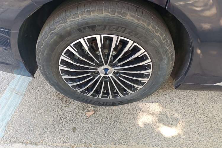 Used Denza D9 2022 DM-i 970 Four-Wheel Drive Flagship Model Right Rear Wheel Hub